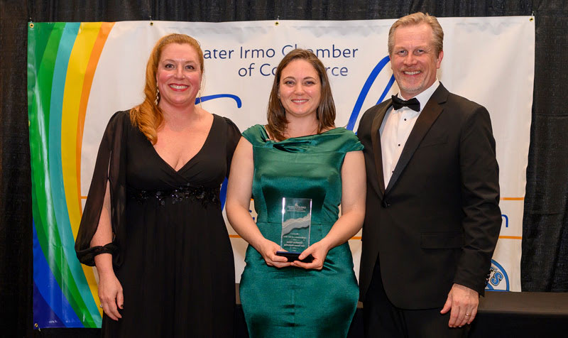 award-winning-digital-makreting-south-carolina Cynthia Giles accepting Award from The Irmo Chamber of Commerce.